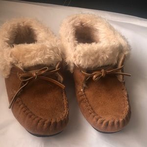 NWOT Joe Boxer Moccasin slippers. Never worn. Medium 7-8.